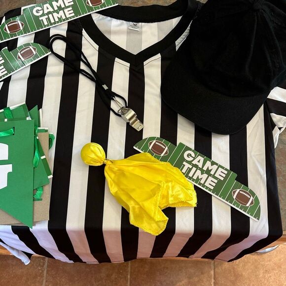 Referee Outfit Woman’s Medium - Picture 1 of 6